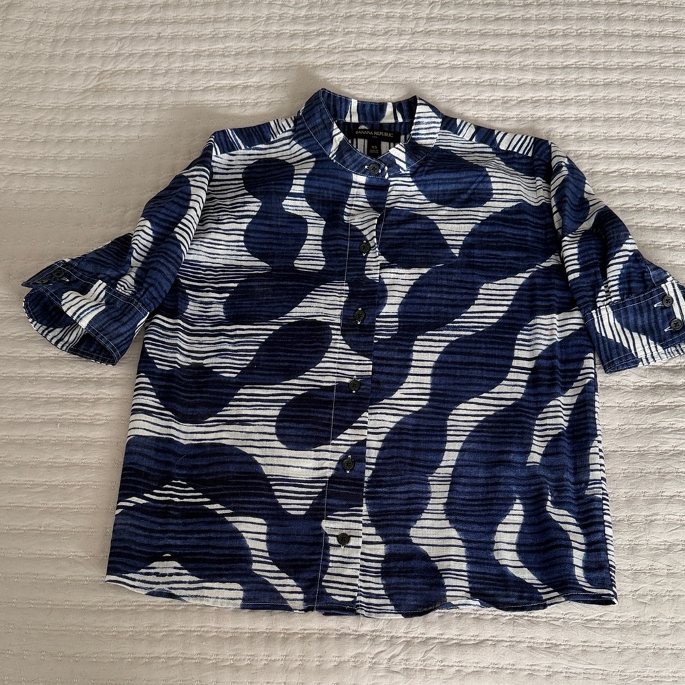 Banana Republic Blue & White Design Adorable Button-Up Top - Boxy & Fun XS ❤️ - Picture 5 of 8